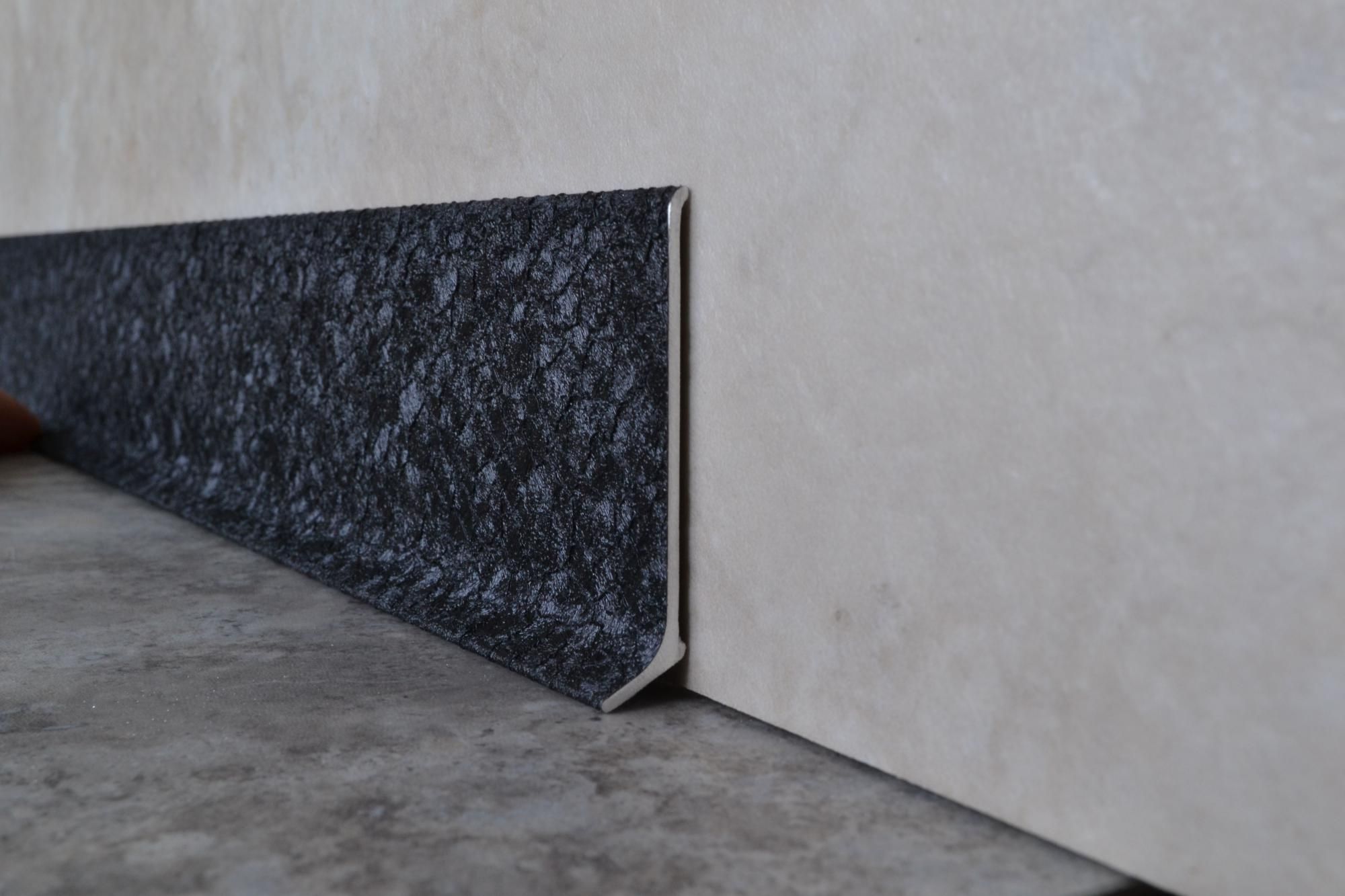 Плинтус алюминиевый L-образный текстура кожи черная (2500*11*60 мм) — купить в Ижевске