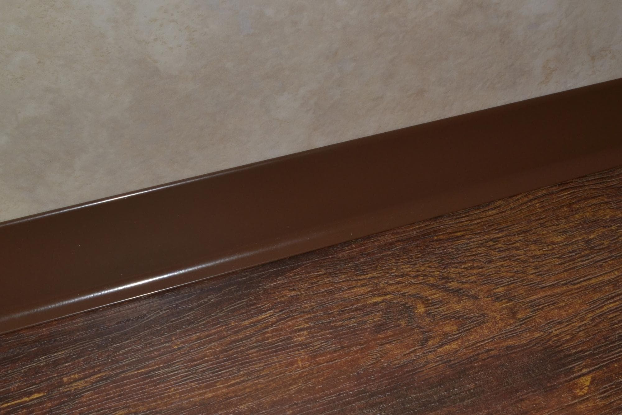 Плинтус алюминиевый L-образный шоколад (2500*11*60 мм) — купить в Ижевске